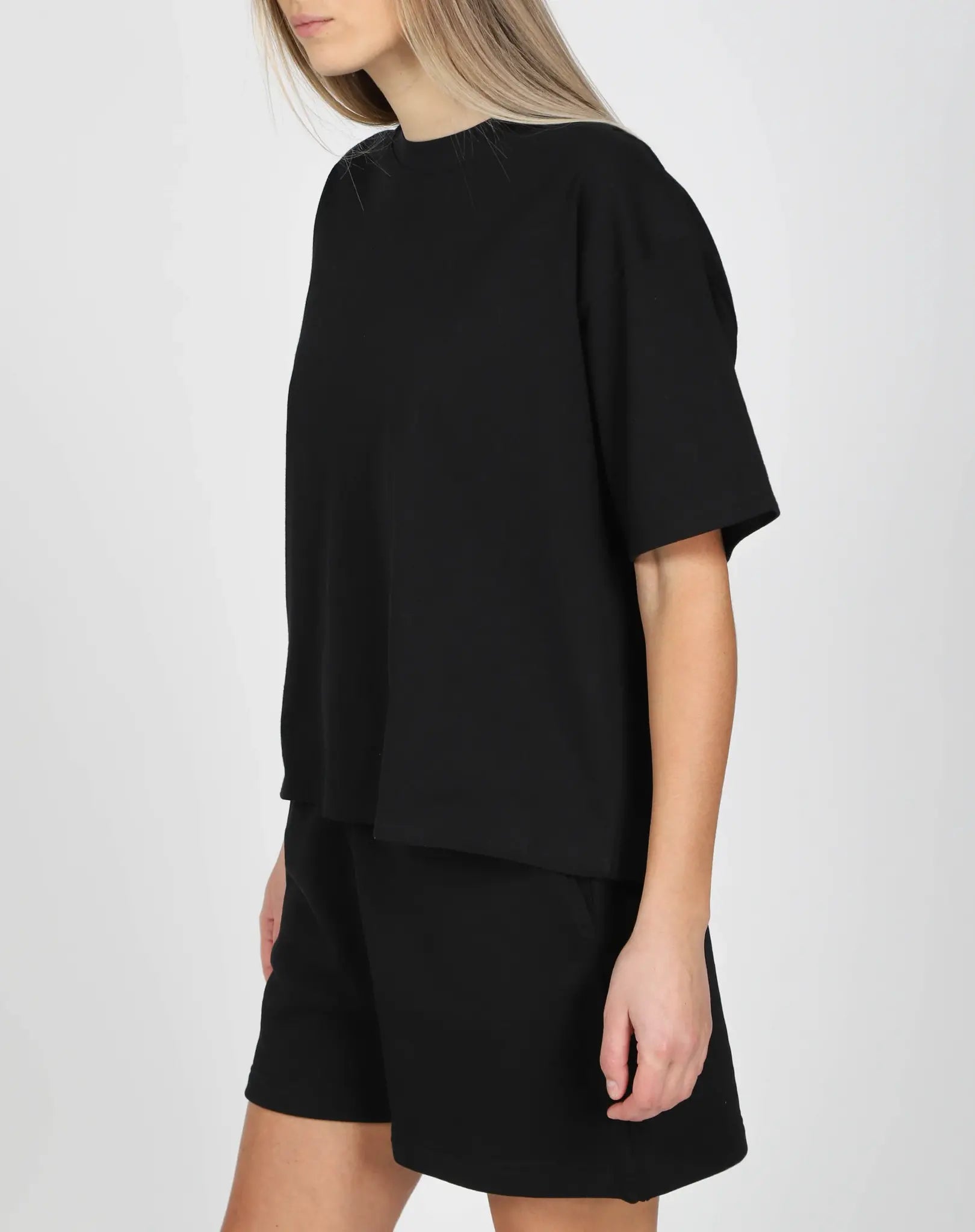 Brunette-the-Label-Boxy-Tee-Black-4_cf15699e-add3-459a-b798-1338b642b0fd.jpg