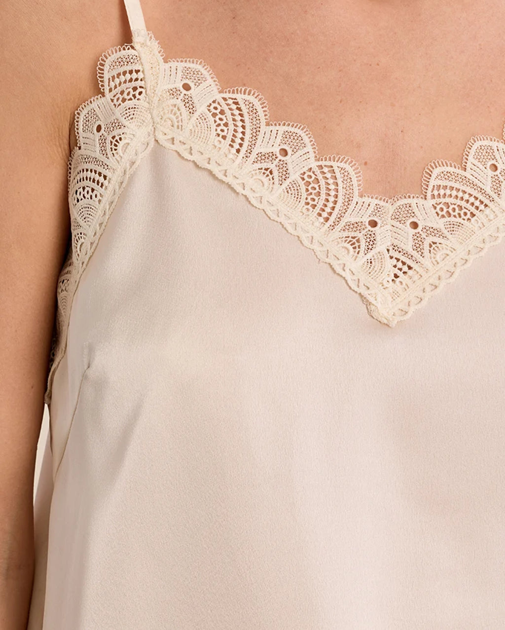 MOLLY BRACKEN Scalloped Lace Cami
