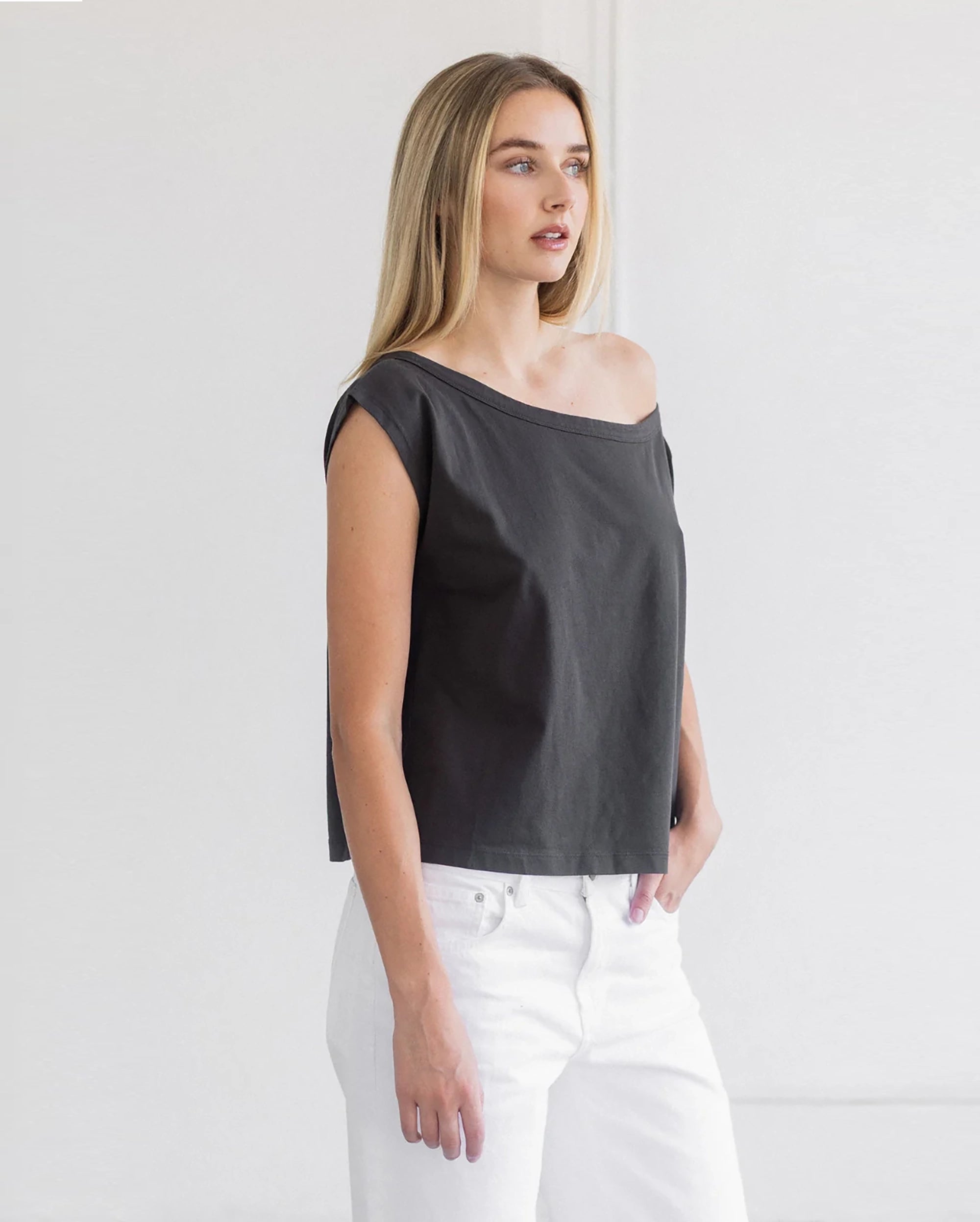 BRUNETTE THE LABEL Off the Shoulder Tee